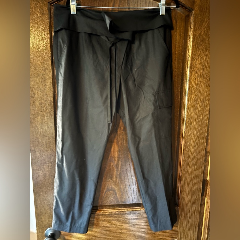 VINCE Black, Tapered Leg, Cargo Crop Foldover Waist, Size 6 NWT from Barneys NY